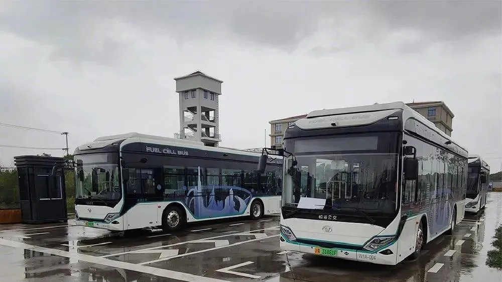 搭载上燃动力燃料电池系统：上海临港片区首条氢能公交正式投运