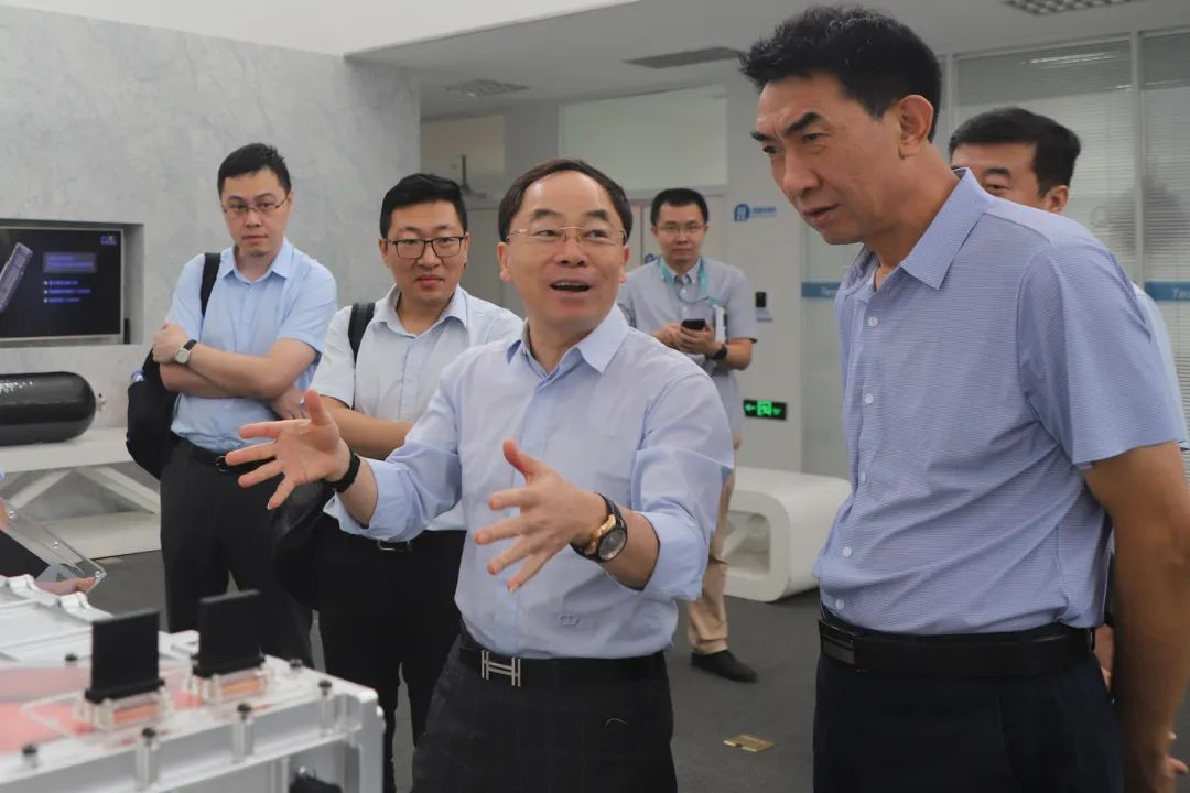 厚普股份领导一行莅临未势能源参观调研